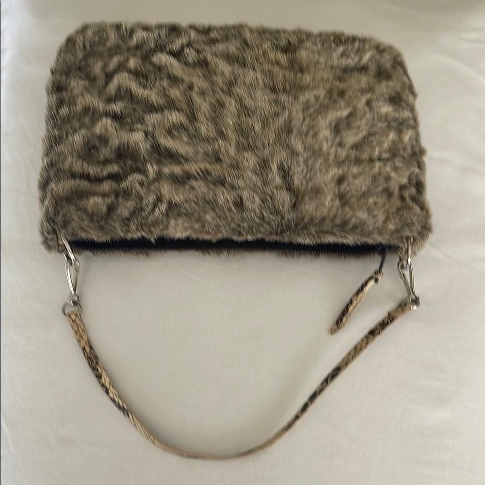 La Maison De Fausse Fourrure faux fur wristlet 
0/S